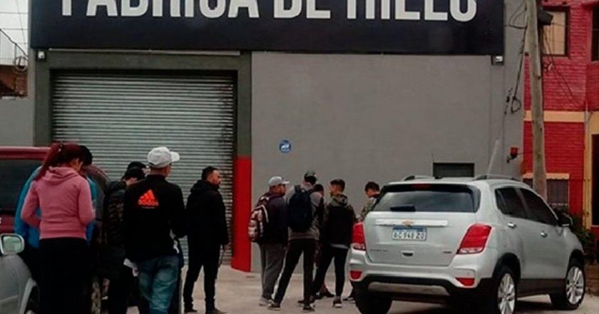Más de 2500 personas hicieron cola bajo la lluvia para dejar su CV en una fábrica que ofrecía 12 empleos