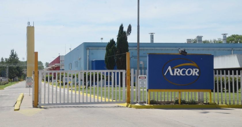 No resisten ni las alimenticias y Arcor adelanta vacaciones a los empleados en todo el país