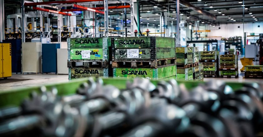 Scania para la producción un día por semana, suspende al personal y adelanta vacaciones