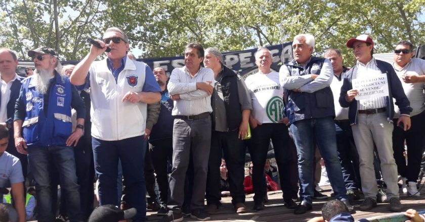 Los portuarios avisaron que se plantarán contra la idea de Macri que darle el puerto a Caputo por DNU