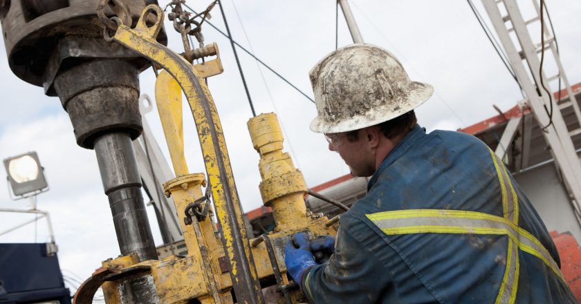 Los petroleros piden renogociar las paritarias pero las empresas quieren pagar sólo el «bono» en cuotas