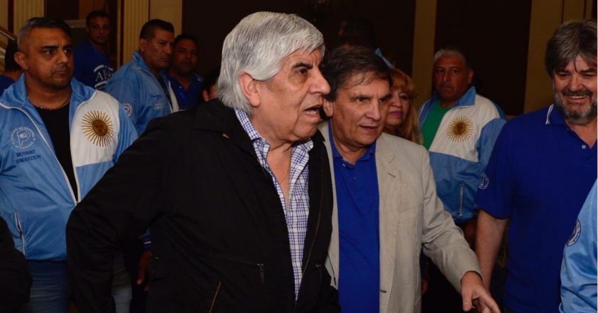Las empresas quieren fraccionar el bono de 5 mil pesos y Moyano les dijo «es inaceptable que se discuta un plato de comida»