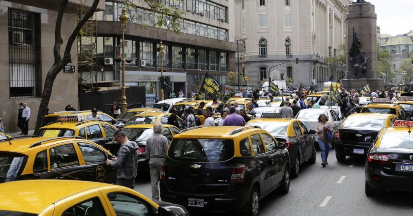 Los tacheros le piden a Larreta que tenga con Uber la firmeza que tuvo con los manteros