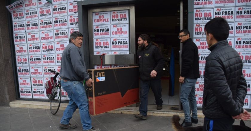 Musimundo no pagó las indemnizaciones y la justicia le embargó electrodomésticos para que los empleados cobren