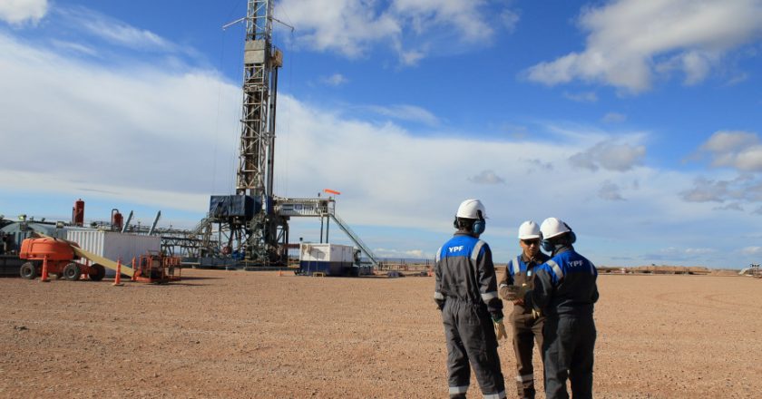 Los mil suspendidos y la amenaza de parar inversiones bajó la pretensión de los petroleros que firmaron 9% en la revisión paritaria