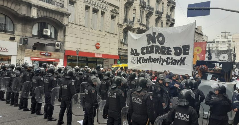 Los trabajadores de Kimberly Clark son amedrentados por la policía de la ciudad, por la secretaría de Trabajo y por la empresa