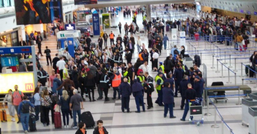 Aeropuertos Argentina 2000 va por la precarización de los aeronáuticos y el despido de más de 200 empleados