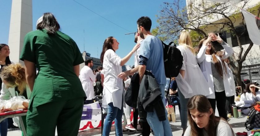 Tras cuatro meses sin cobrar sus sueldos, los residentes de hospitales nacionales instalaron una carpa en el Obelisco
