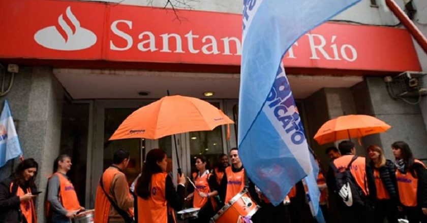 Denunciaron que Santander Río aprieta trabajadores para que acepten retiros «voluntarios»