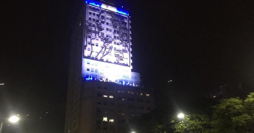 En medio de los festejos por la victoria de Fernández, delegados de Desarrollo Social encendieron la imagen de Evita