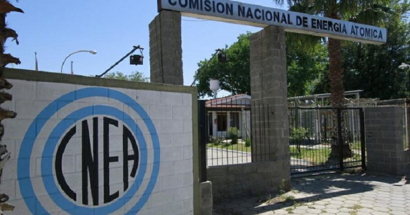 Alertan por el despido de 45 empleados de limpieza en el Centro Atómico Bariloche