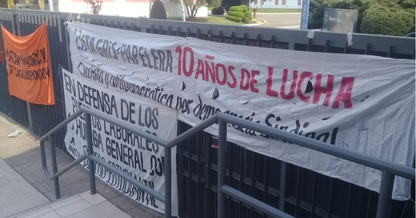 Cumple un mes la ocupación de Kimberly Clark y los papeleros insisten en la reapertura de la planta