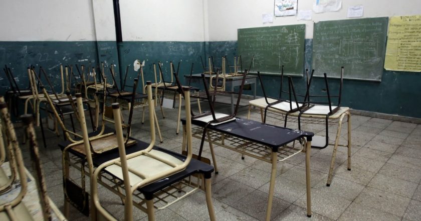 Los docentes de Chubut inician la decimosexta semana de paro y Arcioni amenaza con descuentos masivos