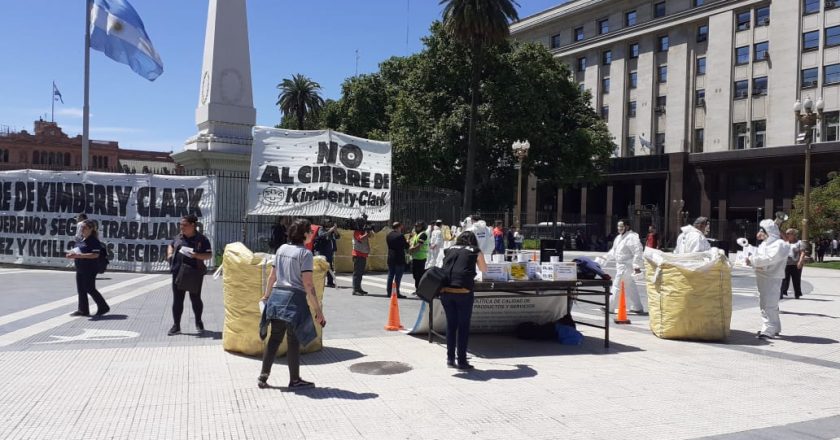 «Papelazo» de los despedidos de Kimberly Clark para reclamar la reapertura de la planta de Bernal