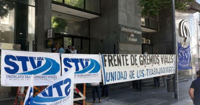 El Gobierno se niega a pagar la deuda salarial y se profundiza el conflicto que tiene inmovilizado a Vialidad Nacional