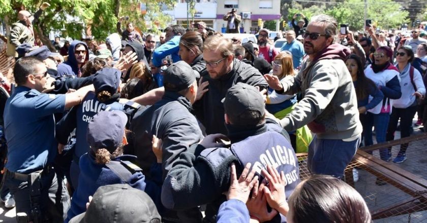 Para repudiar la represión en Chubut, también paran los docentes del sector privado