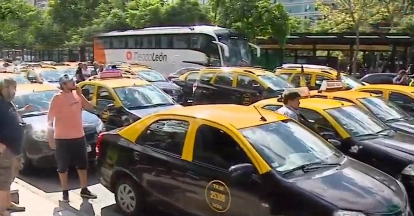 Viviani convoca nuevas protestas de taxistas en rechazo de Uber y Cabify