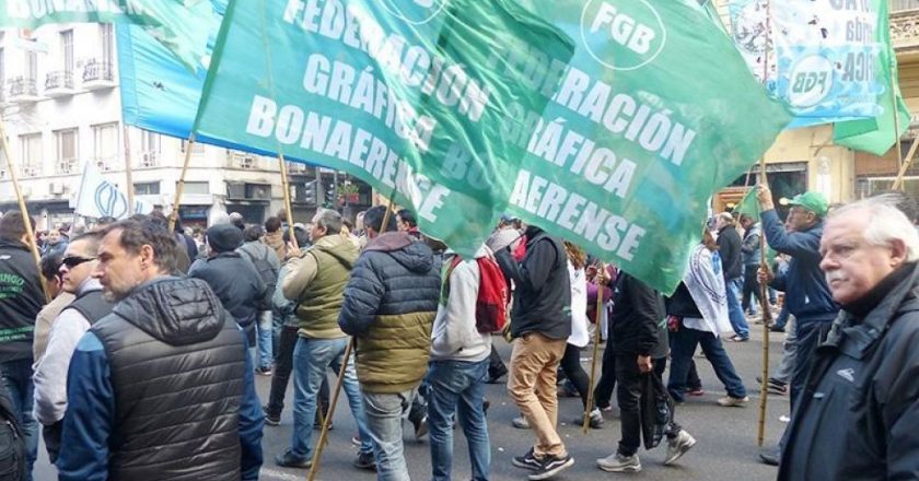 Gráficos denuncian ola de despidos en la actividad y acusan a los empresarios de dinamitar el acuerdo social