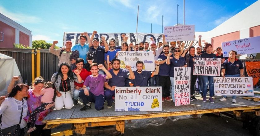Kimberly Clark denunció por usurpación y quiere desalojar a los despedidos que ocupan la planta de Bernal