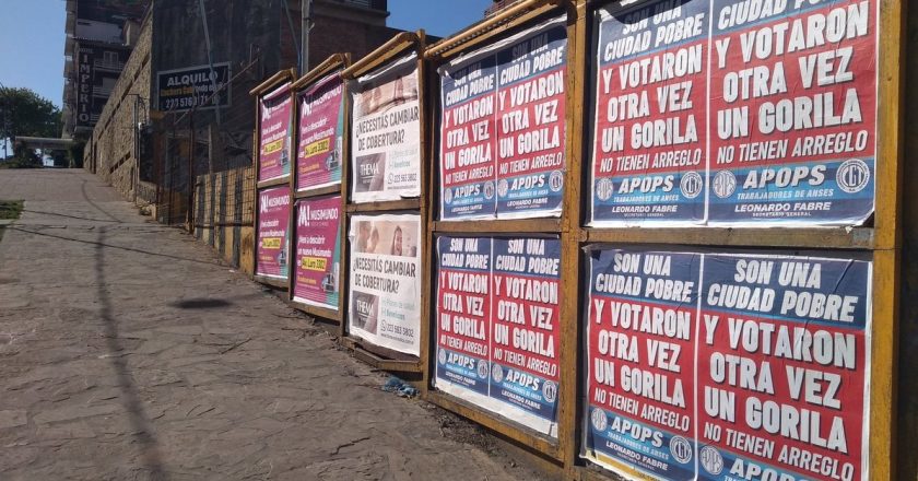 Fabré volvió a dar la nota con sus afiches: «Son una ciudad pobre y votaron otra vez un gorila»