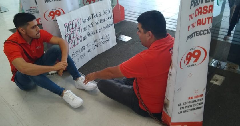 Dos empleados de Minicuotas Ribeiro se encadenaron a la sucursal Caballito