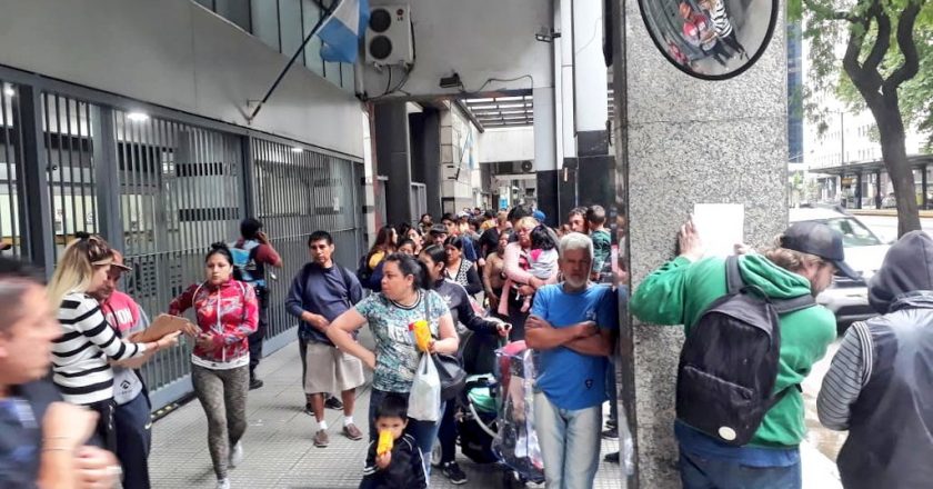 Sica prometió un bono de 5 mil a desocupados que hicieron cuadras de cola y no recibieron nada