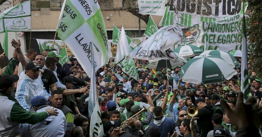 Moyano moviliza a su tropa para pedir la reapertura de paritarias y masificar el bono de fin de año de 20 mil pesos