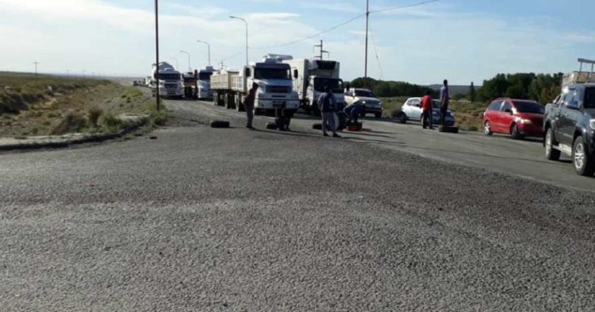Como en los 90´s, desocupados cortan la ruta en Plaza Huincul