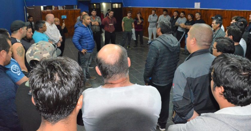 YPF amenaza con bajar dos equipos y despedir 80 empleados en Santa Cruz