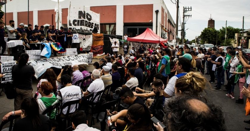 Los más de 200 despedidos de Kimberly Clark organizan un acto para que no los desalojen de la planta de Bernal