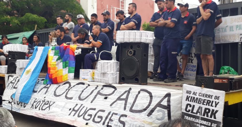 Con armas 9MM, la policía desalojó la ocupación de la planta de Kimberly Clark en Bernal
