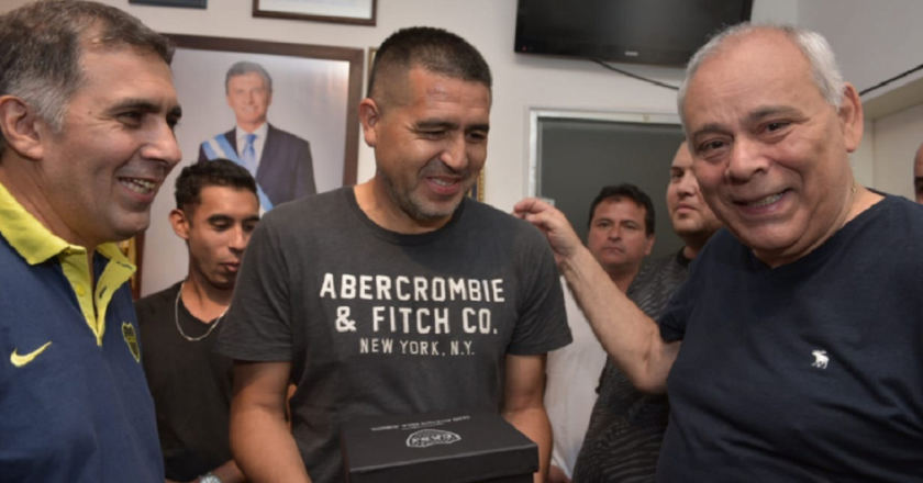El vacío de poder llega a todos los ámbitos y un sindicalista de Macri se da vuelta y hace campaña por Riquelme en Boca