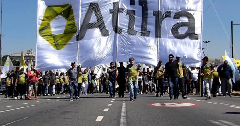 Aunque los lácteos duplicaron su precio, los empresarios ofrecen 23% en paritarias y los lecheros van al paro