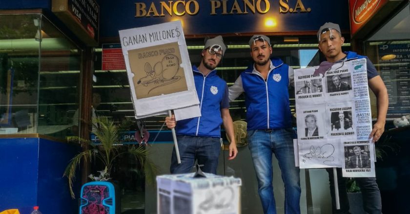 Bancarios reclaman un bono, Banco Piano se niega y les manda la policía