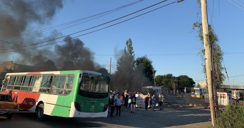 Por el despido de seis delegados gremiales, bloquean la salida del transporte automotor cordobés