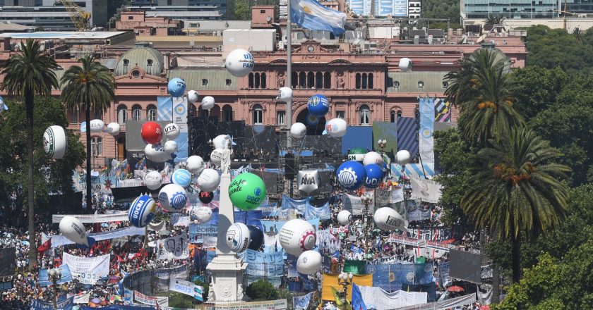 Multitudinaria convocatoria de los gremios de la CGT y las CTA para darle la bienvenida a Alberto