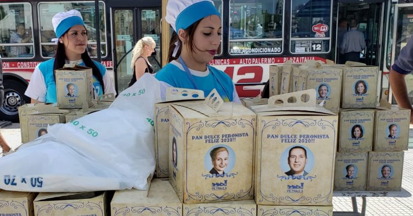 El «Pan Dulce Peronista», producto estrella de la movilización que recibió a Fernández