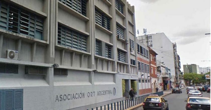 Comunidad educativa de la ORT realiza un abrazo en rechazo a los despidos antisindicales de docentes