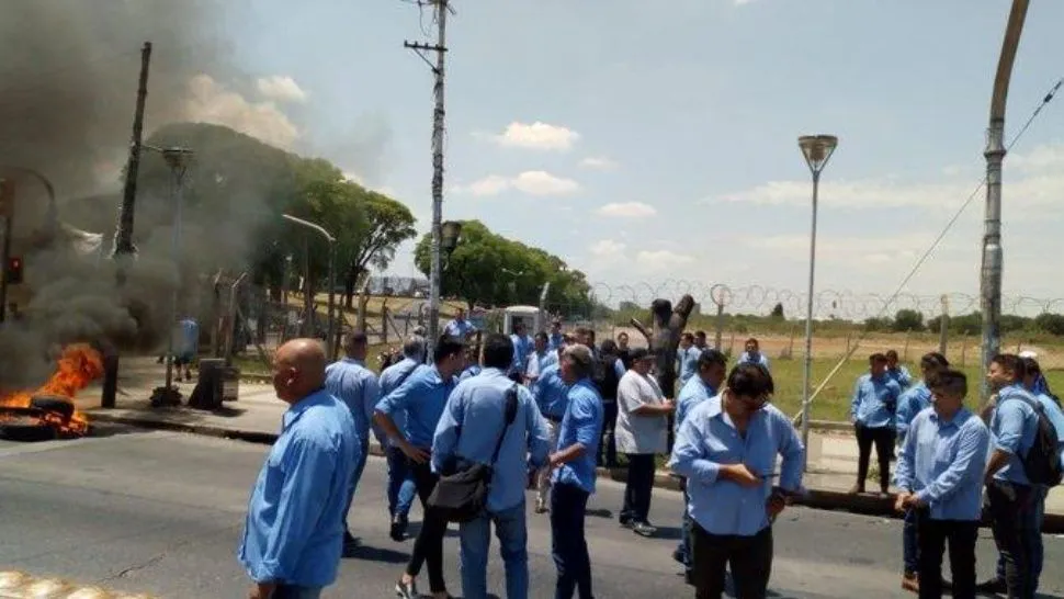 Rebelión en la UTA: más de 50 líneas que no responden a Roberto Fernández paralizan sus recorridos