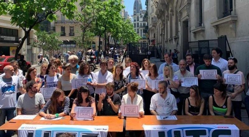 Docentes despedidos de la ORT dieron una conferencia de prensa acompañados por sindicatos y dirigentes políticos