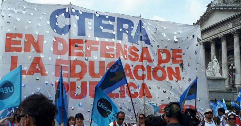 Los gremios docentes rechazaron la posible suspensión del 82% móvil
