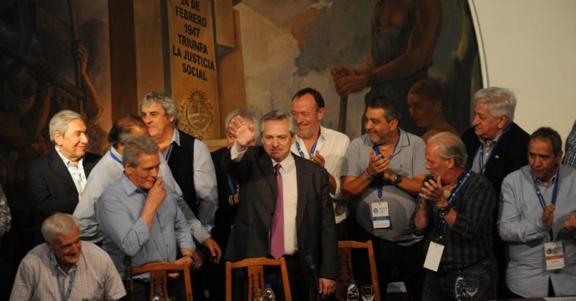El Gobierno acordó con los gremios que habrá un aumento generalizado de salarios en enero