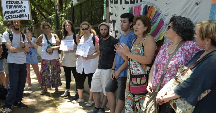 Denuncian el despido de un docente por utilizar en sus clases la Carta Abierta que envió Rodolfo Wash a la Junta Militar.