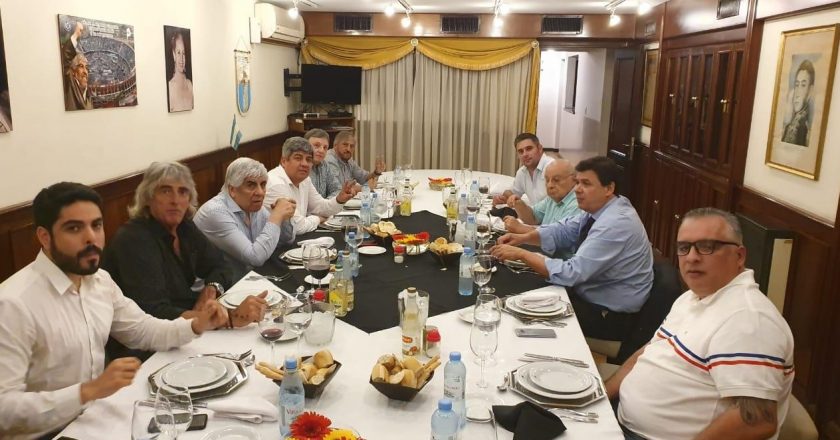 En la previa de la primera movilización del año, Moyano recibió a Moroni y le pidió paritarias sin techos