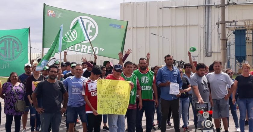 Por el despido de 150 municipales, cortan la ruta nacional 157 en Catamarca