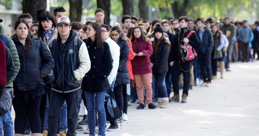 Juventud en riesgo: el 60% no encuentra un empleo formal y la desocupación triplica la media