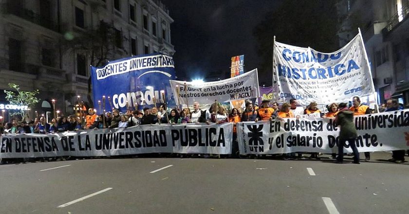Docentes universitarios piden ser incluidos en el aumento salarial dispuesto por Fernández