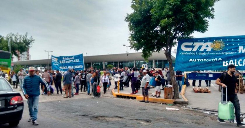 Maleteros marplatenses quieren dejar de vivir de propinas y bloquean el acceso a la terminal
