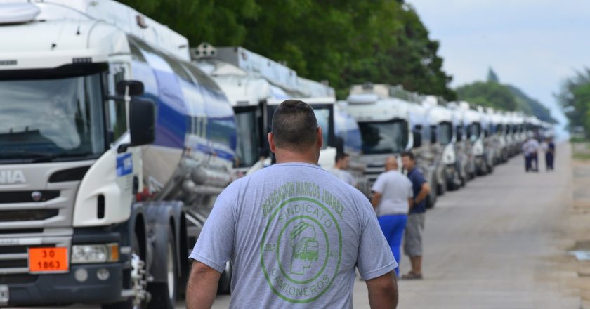 Moyano bloqueó una planta cordobesa de YPF que se niega a pagar el bono de 20 mil pesos a Camioneros