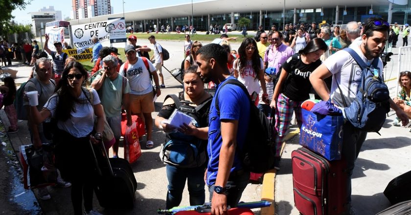 Maleteros avisan que no levantan el bloqueo a la terminal de Mar del Plata hasta que no los blanqueen